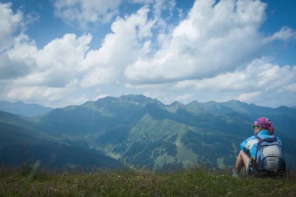 Genç kadın bir dağ yürüyüşü Avusturya Alpleri'nde üzerinde dinlenme