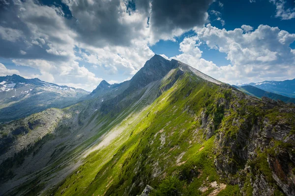 Dağ massifs TH Avusturya Alplerinde güneşte bulunur