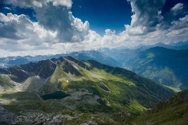 Macizos de montaña se encuentran en el sol en los Alpes austríacos en th —  Fotos de Stock