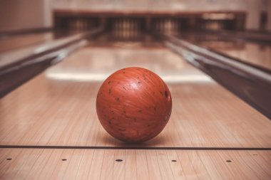Bowling sahasında kırmızı bowling topu