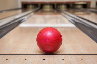 Bowling sahasında kırmızı bowling topu