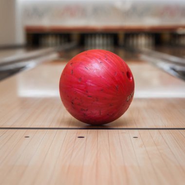 Bowling sahasında kırmızı bowling topu