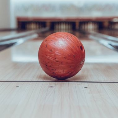 Bowling sahasında kırmızı bowling topu