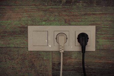 bir ahşap duvar elektrik prizinden