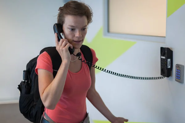 La joven se ha quejado al aeropuerto por teléfono — Foto de Stock