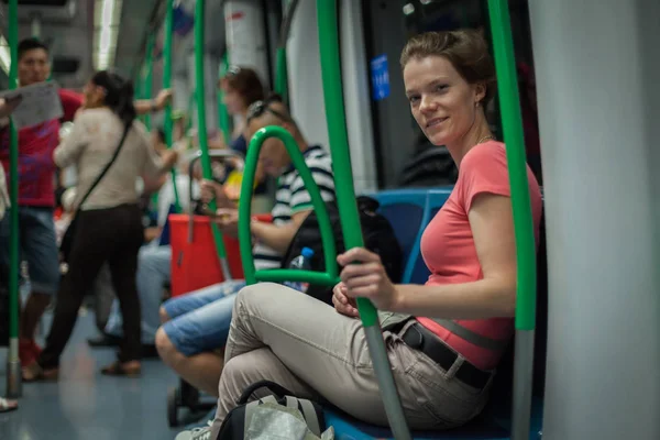 女人旅行地上的地铁在下午在马德里 — 图库照片