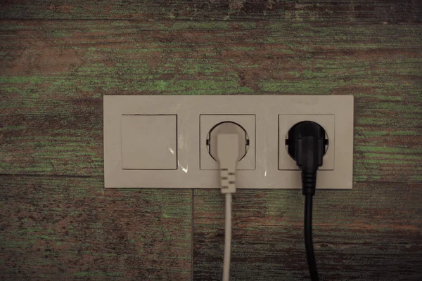bir ahşap duvar elektrik prizinden