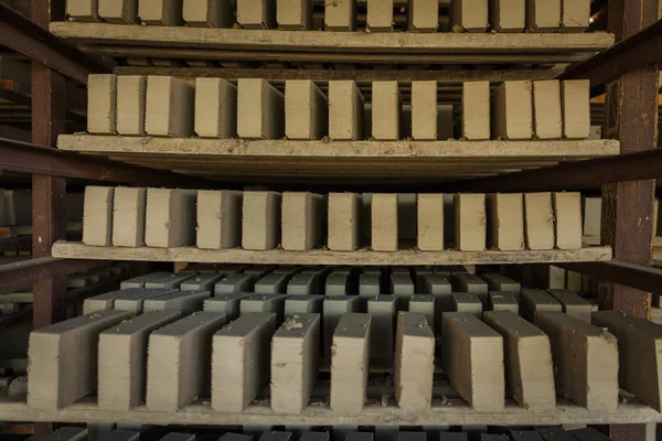 Ancienne usine pour la production de briques pâles à partir d'argile pour buil — Photo