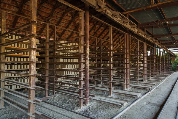 Ancienne usine pour la production de briques pâles à partir d'argile pour buil — Photo