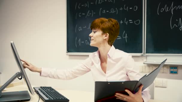 在数学学校的年轻老师讲课，在黑板上写粉笔 — 图库视频影像