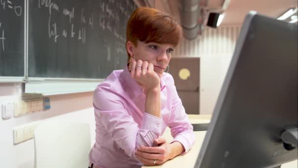 Mladý učitel přednáší na Matematické škole, píše křídu na tabuli — Stock video