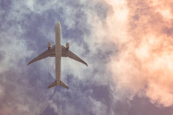 Avião no céu azul com nuvens. Viaje pelo mundo no ar — Fotografia de Stock
