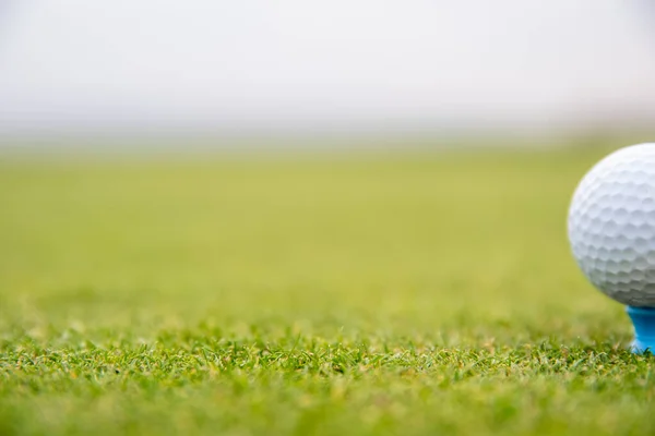 Bir golfçü topu golf sahasında ateşlenmeye hazırlar. — Stok fotoğraf