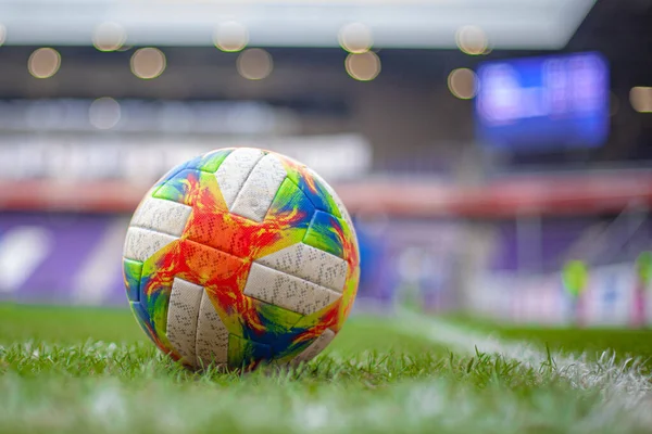 Μπάλα ποδοσφαίρου στο γήπεδο πριν από τον τελικό αγώνα δύο ομάδες — Φωτογραφία Αρχείου