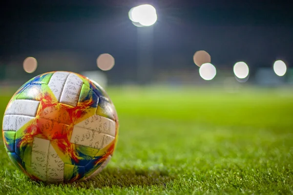 Μπάλα ποδοσφαίρου στο γήπεδο πριν από τον τελικό αγώνα δύο ομάδες — Φωτογραφία Αρχείου