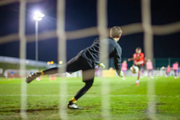 Goleiro pega a bola quando defensivo no gol durante um jogo de futebol — Fotografia de Stock