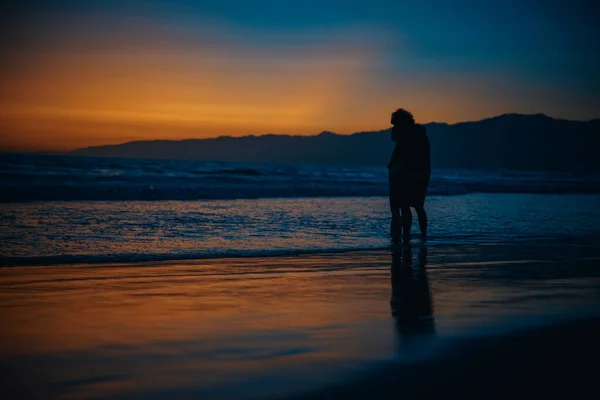 Solnedgång på Stillahavskusten i Kalifornien, surfare och joggare driver en sport — Stockfoto