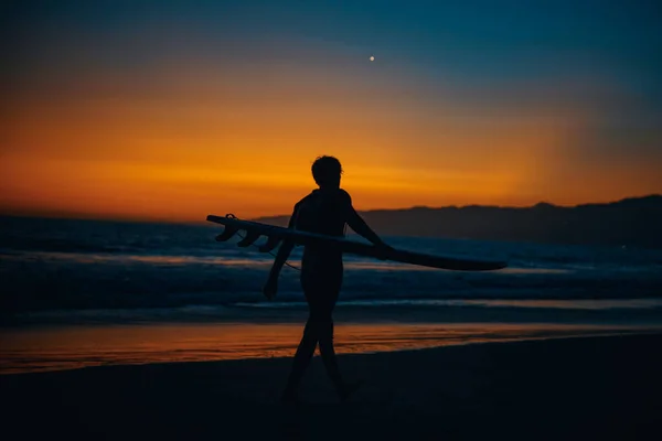 Ηλιοβασίλεμα στην ακτή του Ειρηνικού στην Καλιφόρνια, σέρφερ και δρομείς τρέχουν ένα άθλημα — Φωτογραφία Αρχείου