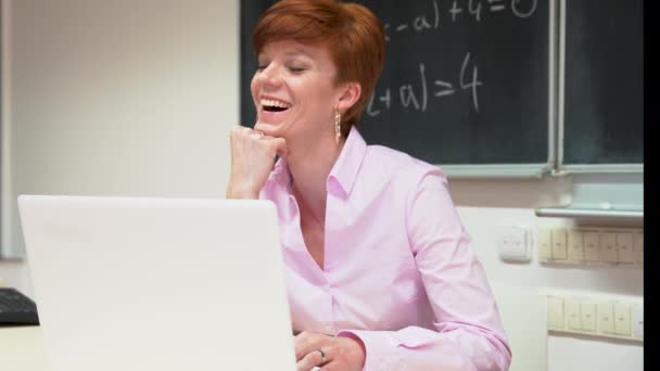 Estudante do sexo feminino na faculdade em sala de aula com laptop — Vídeo de Stock