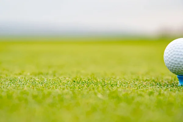 Gracz przygotowuje piłkę do strzału na polu golfowym — Zdjęcie stockowe