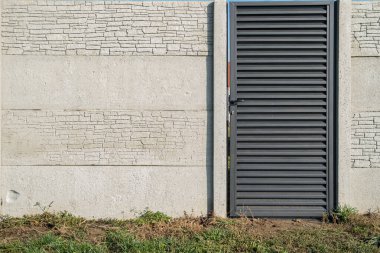 Kapısı olan beton çitler özel mülkü çevreledi