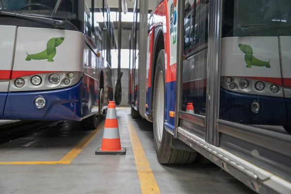 Autobuses y tranvías en el depósito para el servicio y preparación para conducir por la ciudad — Foto de Stock