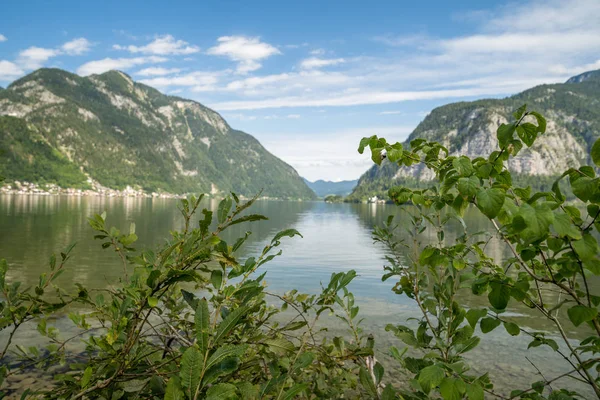 Vista sobre o lago na cidade austríaca hallstatt durante a temporada turística no verão — Fotografia de Stock