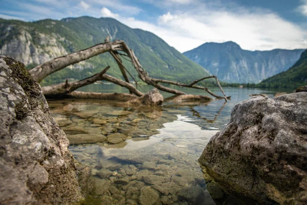 Vista sobre el lago en la ciudad austriaca hallstatt durante la temporada turística en verano —  Fotos de Stock