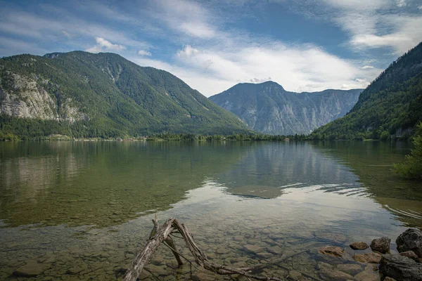 Utsikt över sjön i den austriska stadshuset under turistsäsongen på sommaren — Stockfoto