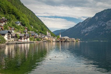 Yazın turizm sezonunda Avustralya şehir merkezindeki göl manzarası