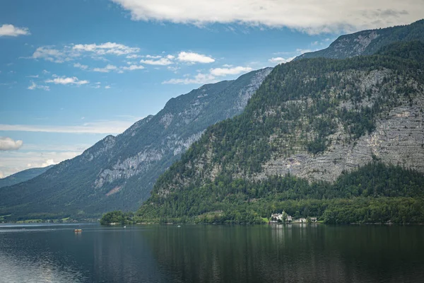 Vista sobre el lago en la ciudad austriaca hallstatt durante la temporada turística en verano — Foto de Stock