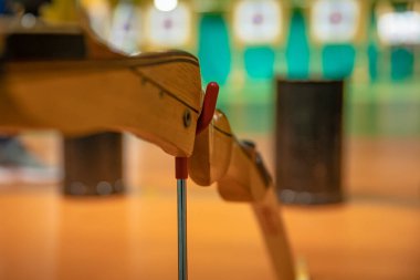 Atış sahasında spor okçuluğu, kupayı kazanmak için en çok puanı alan yarışma