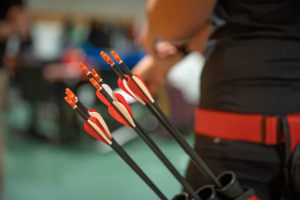 Spor salonundaki okçuluk yarışmasında hedef ve dart — Stok fotoğraf