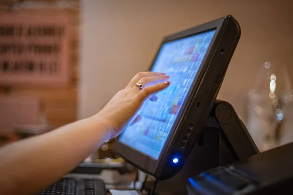Lokantada bir masa ayırtmak, eşyalar eklemek ve kart veya nakit ödeme yapmak için dokunmatik ekran yazarkasa sistemi