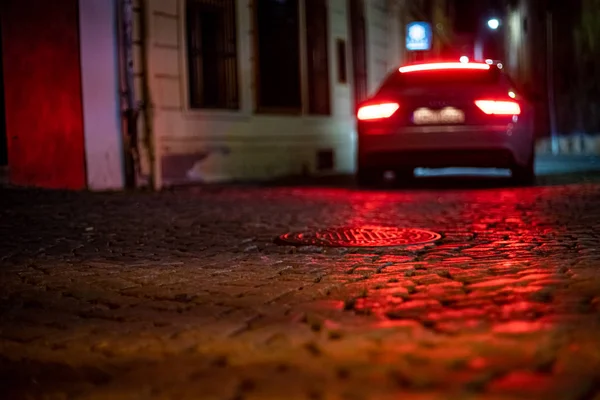 Frenar un coche en la calle la noche de la ciudad — Foto de Stock