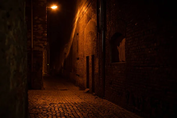 Lampenbeleuchtung in den engen Straßen der nächtlichen Stadt — Stockfoto