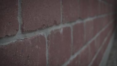 Köydeki tuğla çitin yanında kaza yapan araba tamir edilmeyi bekliyor.