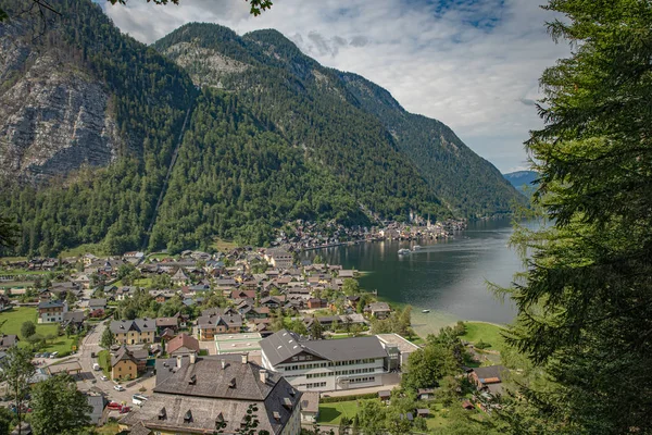 Vista sobre el lago en la ciudad austriaca hallstatt durante la temporada turística en verano — Foto de Stock