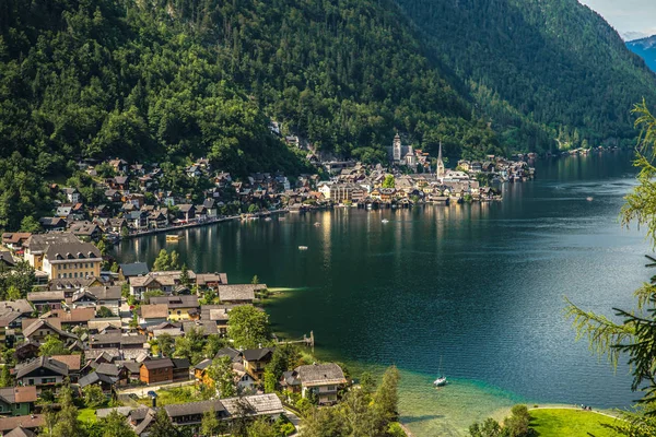 Vista sobre el lago en la ciudad austriaca hallstatt durante la temporada turística en verano — Foto de Stock