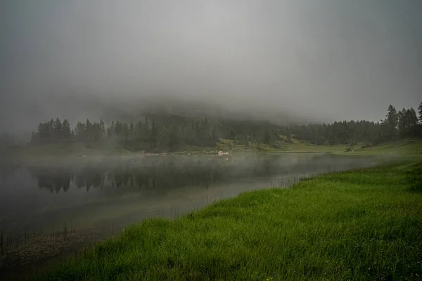 Caminhantes nos alpes austríacos caminham em trilhas para caminhadas na floresta ao redor dos lagos — Fotografia de Stock