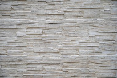 Mülkleri korumak için kullanılan bir köyde beton çit.