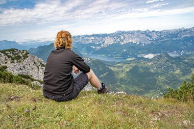 Avustralya Alpleri 'ndeki yürüyüşçüler gölün etrafındaki ormanlarda dağ yürüyüşü patikalarında yürürler.