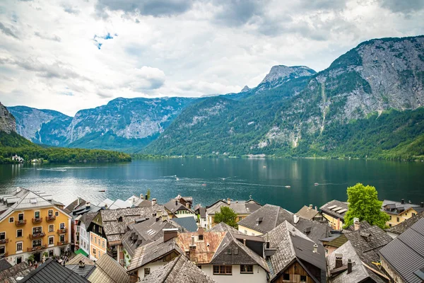 Vista sobre el lago en la ciudad austriaca hallstatt durante la temporada turística en verano — Foto de Stock