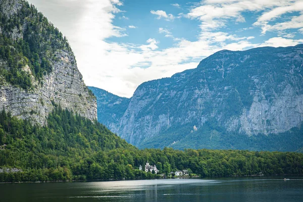 Vista sobre el lago en la ciudad austriaca hallstatt durante la temporada turística en verano — Foto de Stock