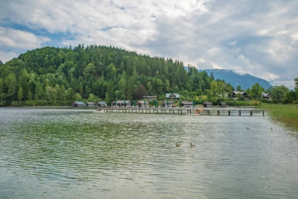 Lake in the mountains in austrian alps in beautiful summer tourist season with blue sky and clear water — Stock Photo, Image