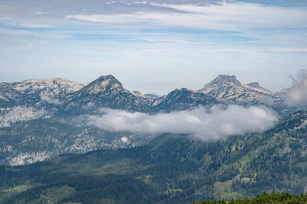 Cenário de montanha em Alpes austríacos Eu encontro nos caminhos caminhadas — Fotografia de Stock
