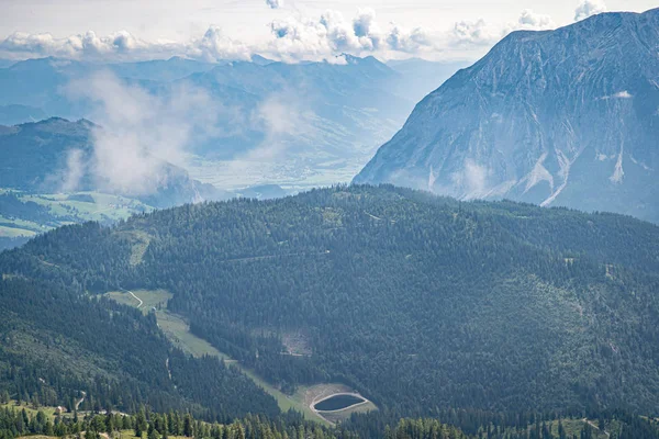 Cenário de montanha em Alpes austríacos Eu encontro nos caminhos caminhadas — Fotografia de Stock