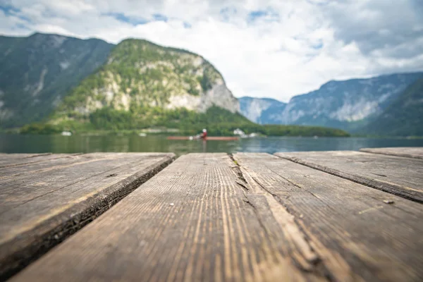 Vista sobre o lago na cidade austríaca hallstatt durante a temporada turística no verão — Fotografia de Stock