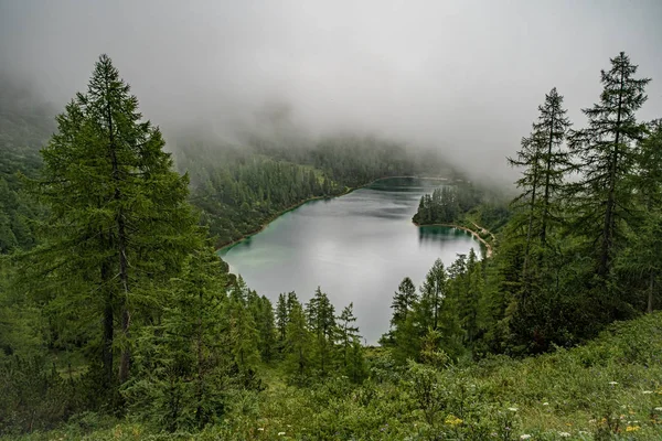 Lago nas montanhas em alpes austríacos na bela temporada turística de verão com céu azul e água limpa — Fotografia de Stock