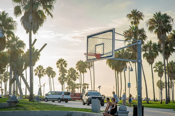 LOS ANGELES - SEPTEMBER 3, 2019: A basketball court on the ocean coast in part of Muscle Beach — Stock Photo, Image